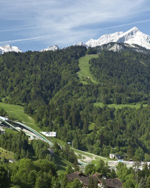 Eine echte Sehenswürdigkeit die man in Garmisch gesehen haben muss! Wenn Du schon immer wissen wolltest wie es sich als Skispringer so anfühlt, dann ist dieser Ort genau das Richtige für Dich!