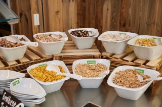 Für den perfekten Start in den Morgen: Große Müsli Auswahl in den Explorer Hotels in den schönsten Alpenregionen Deutschlands und Österreichs.