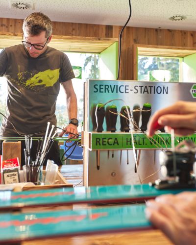 Egal, ob Ski oder Bike - an der Werkbank im Explorer Hotel findest Du alle Hilfswerkzeuge zum Präparieren Deiner Sportgeräte. Starte im Urlaub direkt in die Berge!