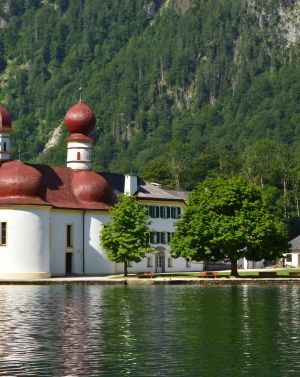 Immer einen Ausflug wert ist die Wallfahrtskirche St. Bartholomä am Königssee. Tolle Wanderungen rund um den Königssee kannst Du direkt im Explorer Hotel Berchtesgaden starten.