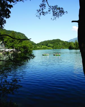 Wie wäre es in Deinem Urlaub im Explorer Hotel Berchtesgaden mit einem Ausflug zum Thumsee in Bad Reichenhall?