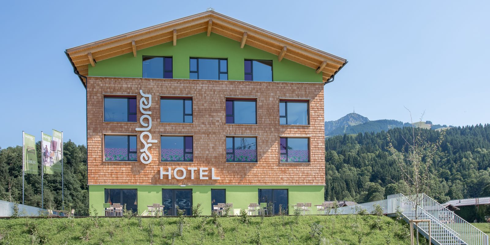 Das Explorer Hotel Kitzbühel liegt direkt am Kitzbüheler Horn und ist die perfekte Unterkunft für Deinen Sommerurlaub in St. Johann in Tirol in Österreich.