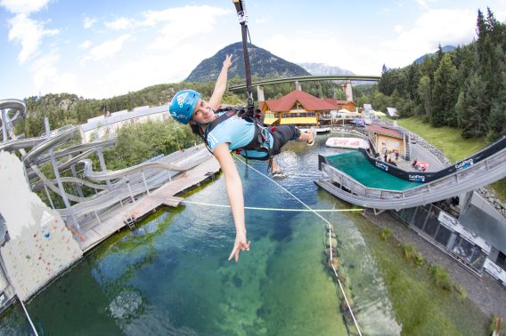 Mit der 400 m langen Flying Fox rauschst Du in rasanter Fahrt einmal quer über den größten Outdoor Erlebnispark Österreichs. Das verspricht Nervenkitzel pur!