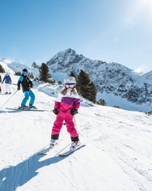 Bei so tollem Wetter lässt es sich super die top präparierten Pisten hinabdüsen. Bei den zahlreichen Pisten in allen Schwierigkeitsgraden kommen Groß und Klein voll auf ihre Kosten.