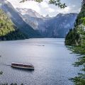 Der Königssee im Berchtesgadener Land ist die Hauptattraktion der Region. Der sagenumwobene See ist nur mit dem Boot befahrbar. Durch die steilen Felswände führt kein Rundweg um den See. Die Bootsanlegestelle ist nur 15 Minuten vom Explorer Hotel Berchtesgaden entfernt.