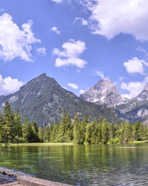 Der Schiederweiher ist nur 40 Minuten zu Fuß vom Explorer Hotel Hinterstoder entfernt und zeigt Dir auf einen Blick wie wunderschön die Pyhrn-Priel Region ist.
