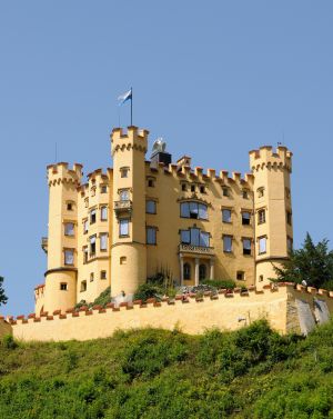 Im Urlaub im Ostallgäu sollte ein Besuch der Königsschlösser nicht fehlen. Das Schloss Hohenschwangau befindet sich direkt neben dem Schloss Neuschwanstein und ist auf jeden Fall einen Besuch wert.