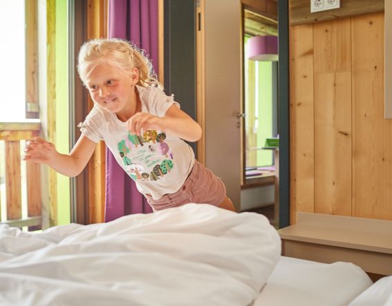 Familienferien in den Explorer Hotels bedeuten pure Abwechslung, denn Du verbringst den Urlaub in den Bergen, genauergesagt in den Alpen. Egal ob Kleinkinder, Schulkinder oder Kinder in der Pupertät - in den Bergen werden alle glücklich.