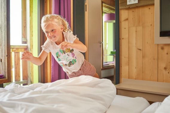 Familienferien in den Explorer Hotels bedeuten pure Abwechslung, denn Du verbringst den Urlaub in den Bergen, genauergesagt in den Alpen. Egal ob Kleinkinder, Schulkinder oder Kinder in der Pupertät - in den Bergen werden alle glücklich.