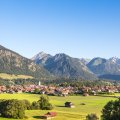 Am Fuße der Allgäuer Alpen liegt der malerische Ort Oberstdorf.